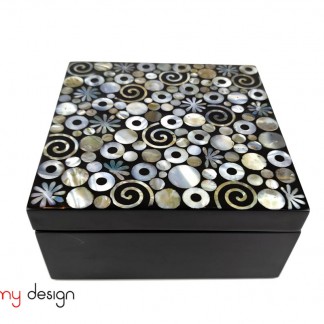 Square lacquer box attached with pearl lid